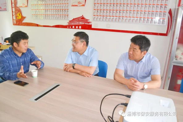 聽取社區(qū)工作人員對社區(qū)基本情況和群眾反映的意見、需求的介紹.jpg